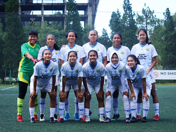 Pemain Persib Putri ketika berfoto jelang laga uji coba