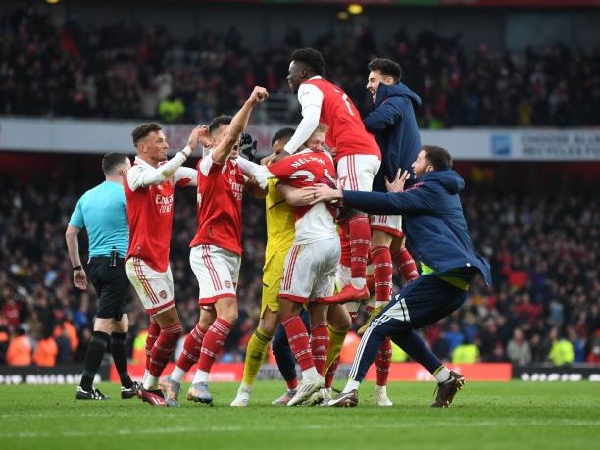 Pemain Arsenal merayakan kemenangan dramatis atas Bournemouth