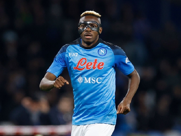 Chelsea dan Manchester United memperebutkan Victor Osimhen