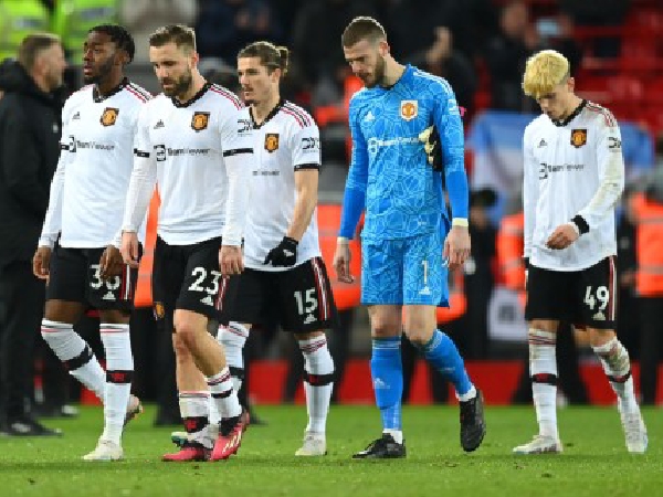 Dibantai Liverpool, Gary Neville Kritik Permainan 'Anak Sekolah' Man United