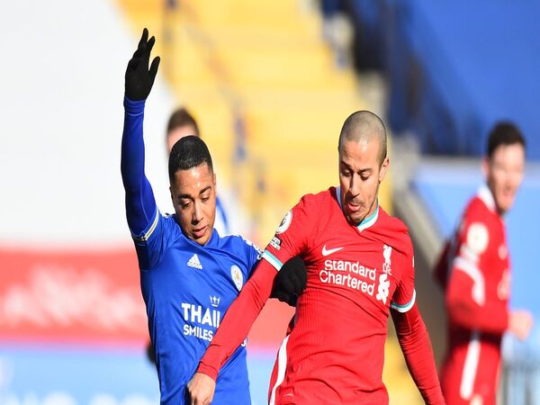 Youri Tielemans disebut siap direkrut oleh Livepool secara gratisan musim panas besok, setelah kontrak sang gelandang berakhir bersama Leicester City / via AP Photo