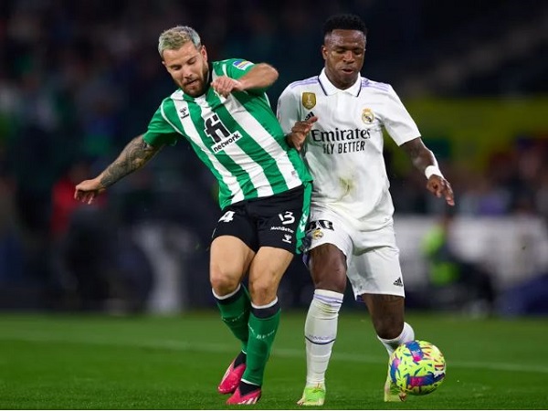 Aitor Ruibal saat melawan Vinicius Jr. (Images: Getty)