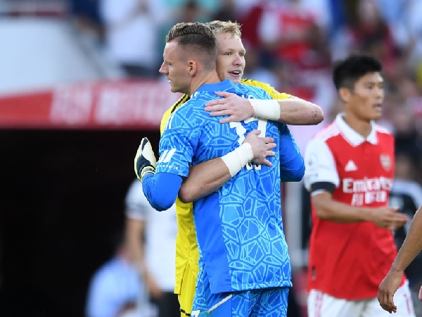 Bernd Leno dan penjaga gawang Arsenal, Aaron Ramsdale