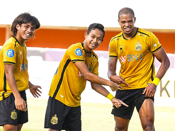 Penyerang Bhayangkara FC, Alex Martins merayakan gol ke gawang PSS Sleman