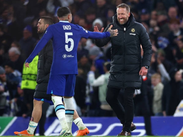 Enzo Fernandez dan pelatih kepala Chelsea, Graham Potter