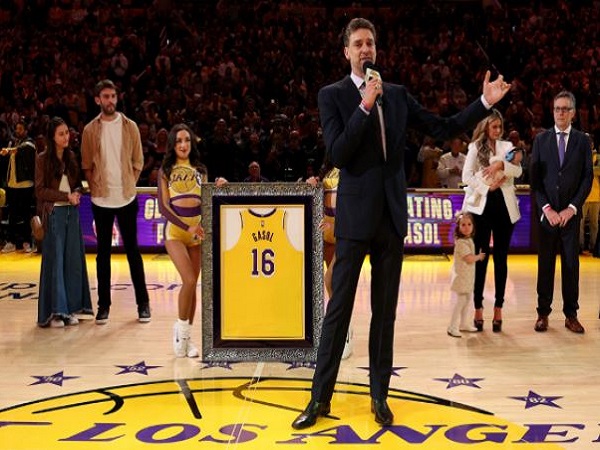 Pau Gasol saat jersey miliknya dipensiunkan Lakers.