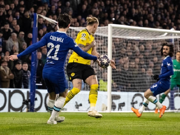 Chelsea mendapat penalti kontroversial melawan Borussia Dortmund