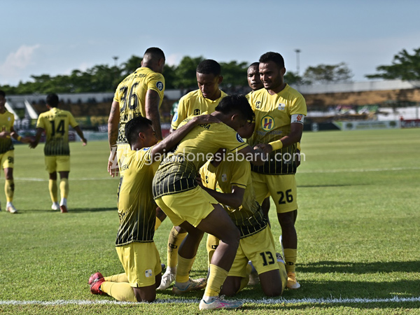 Pemain Barito Putera merayakan gol ke gawang Persebaya Surabaya