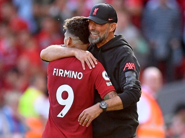 Meski sedikit kaget, Jurgen Klopp menghormati keputusan Roberto Firmino yang tidak akan memperpanjang kontraknya bersama Liverpool di musim panas nanti / via Getty Images