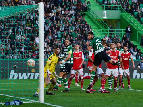 Penjaga gawang Arsenal, Matt Turner, tidak berusaha menghalau sepak pojok Sporting Lisbon