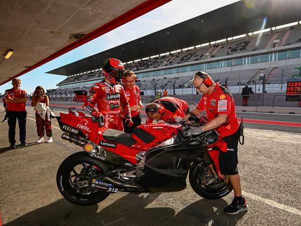 Francesco Bagnaia kembali jadi yang tercepat di tes pramusim MotoGP Portimao hari kedua.