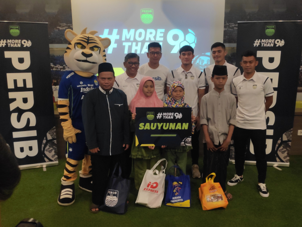 Manajemen Persib bersama pemain dan anak-anak panti asuhan saat memperingati HUT klub ke-90