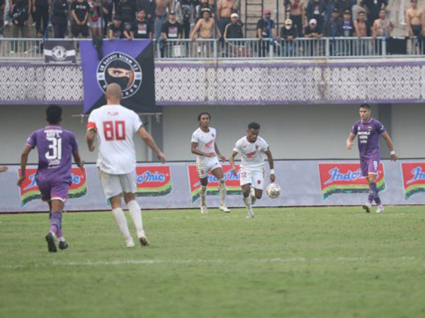 Winger PSM Makassar, Yacob Sayuri di pertandingan kontra Persita Tangerang