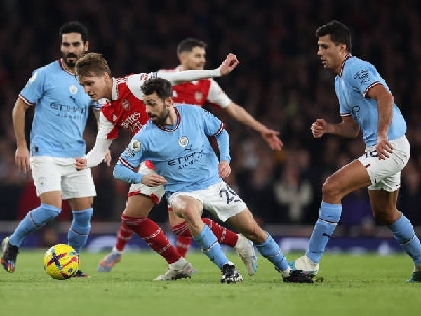 Kapten Arsenal, Martin Odegaard, diapit oleh pemain Manchester City