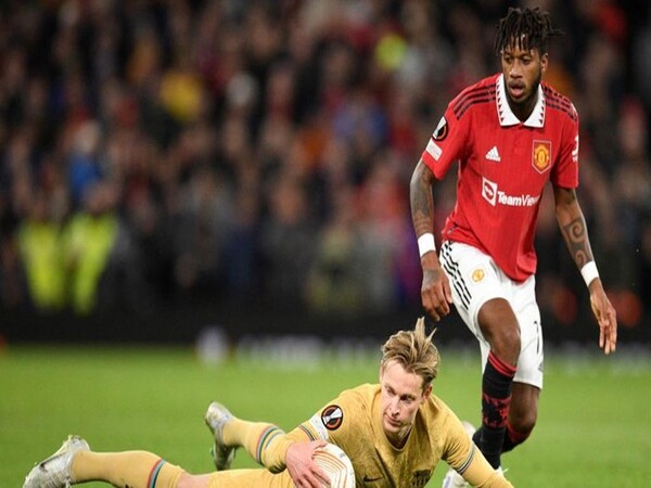 Frenkie de Jong menegaskan jika dirinya masih setia untuk terus membela Barcelona hingga bertahun-tahun ke depan / via Getty Images