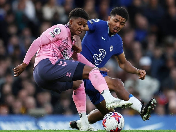 Bek Chelsea, Wesley Fofana, mengalami masalah hamstring melawan Everton