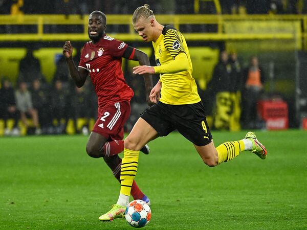 Bayern Muenchen diminta tak perlu khawatir berlebihan dengan Erling Haaland jelang bentrokan kontra Manchester City di babak delapan besar Liga Champions / via Getty Images