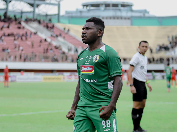 Ricky Cawor merayakan gol debut untuk PSS Sleman
