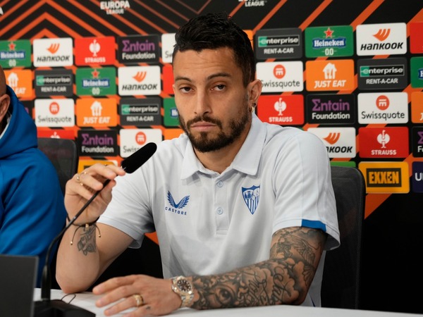 Sevilla diberitakan bakal mengembalikan Alex Telles ke Manchester United, begitu masa peminjaman si pemain selesai tanggal 30 Juni mendatang / via Getty Images