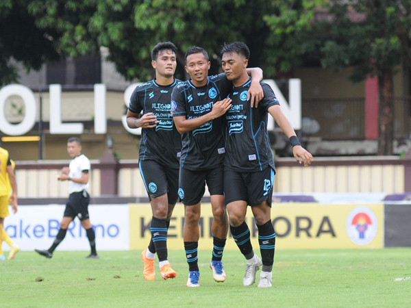 Pemain Arema FC, Rizky Dwi Febrianto merayakan gol ke gawang Persikabo 1973