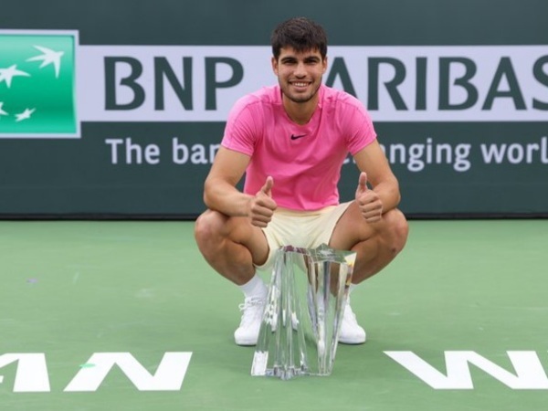Bungkam Daniil Medvedev, Carlos Alcaraz Angkat Trofi Kemenangan Di Indian Wells