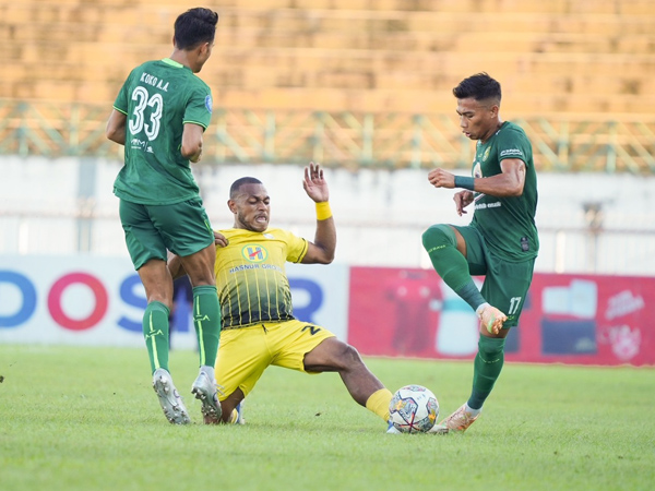 Pemain bertahan Barito Putera, Frank Sokoy saat membantu timnya menaklukkan Persebaya Surabaya