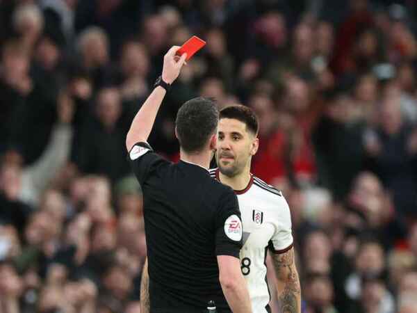 Pelatih Fulham yaitu Marco Silva, kecewa dengan ulah Aleksandar Mitrovic yang mendapatkan kartu merah di babak perempat final Piala FA kontra Manchester United (19/3) / via Getty Images