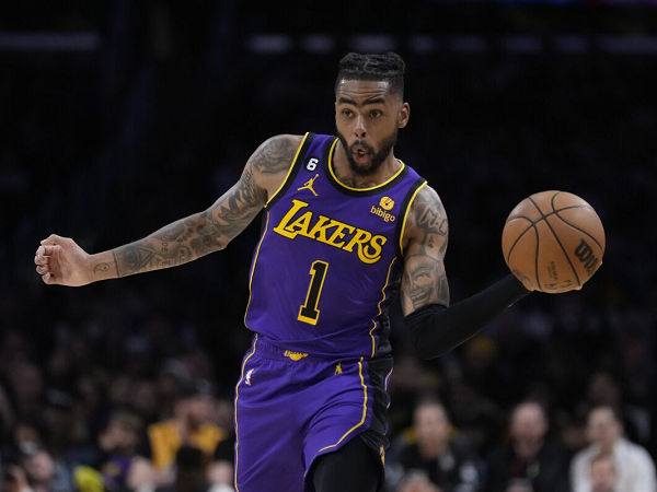 Los Angeles Lakers dikabarkan tertarik beri perpanjangan kontrak bagi D'Angelo Russell.
