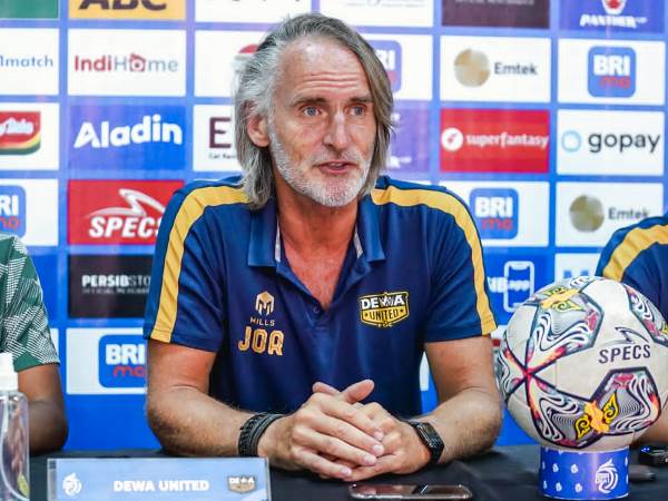 Pelatih Dewa United, Jan Orde Riekerink dalam jumpa pers jelang laga