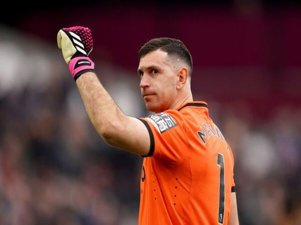 Emi Martinez buka suara terkait masa depannya sebagai penjaga gawang Aston Villa / via Getty Images