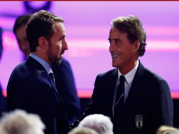 Roberto Mancini mengaku iri dengan Gareth Southgate bersama Timnas Inggris-nya, setelah Italia kekurangan talenta berbakat untuk jeda internasional bulan Maret ini / via Getty Images