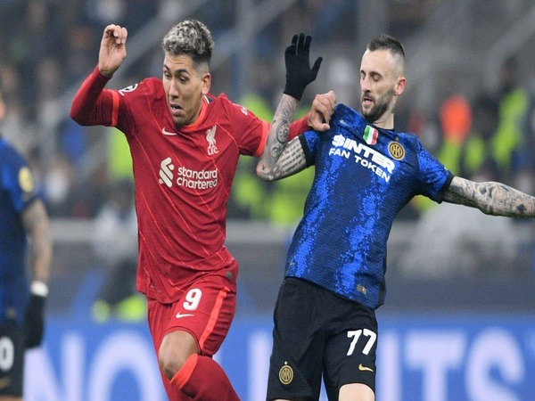 Roberto Firmino menjadi satu dari dua nama striker gratisan yang ingin direkrut oleh Inter Milan musim panas besok / via Getty Images