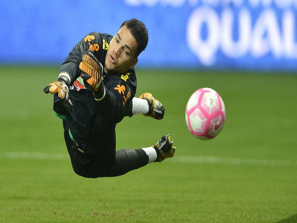 Kiper Manchester City yaitu Ederson Moraes, berani mengklaim jika Carlo Ancelotti bakal menjadi manajer baru Timnas Brasil / via Reuters