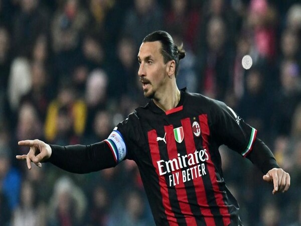 Zlatan Ibrahimovic mengungkap alasannya kenapa ia masih membela AC Milan di usianya yang sudah menginjak 41 tahun / via Getty Images