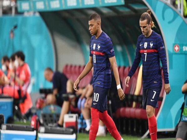 Antoine Griezmann disebut tak senang dengan keputusan pelatih Didier Deschamps, yang menunjuk Kylian Mbappe sebagai kapten baru Timnas Prancis / via Reuters