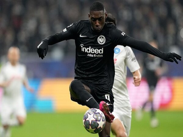 Randal Kolo Muani disebut masuk dalam daftar belanja Liverpool untuk menggantikan Roberto Firmino yang hengkang akhir musim nanti / via Reuters