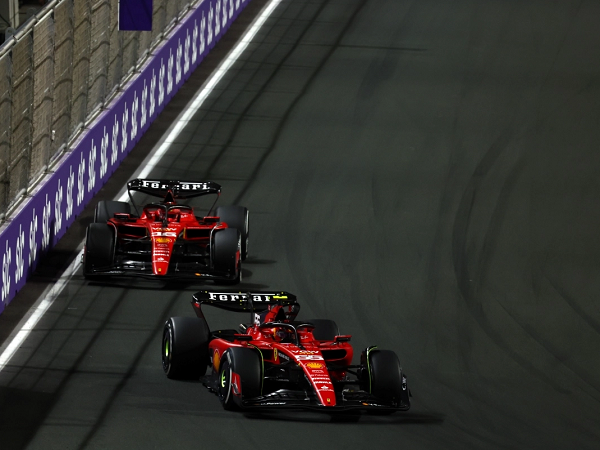 Carlos Sainz Jr ingin Ferrari tingkatkan performanya di atas lintasan balap.