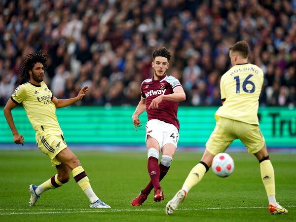 Teddy Sheringham menilai Arsenal jauh lebih membutuhkan Declan Rice ketimbang Manchester United / via Getty Images