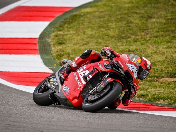 Pol Espargaro harus dapat perawatan intensif usai alami crash hebat di FP2 MotoGP Portugal.