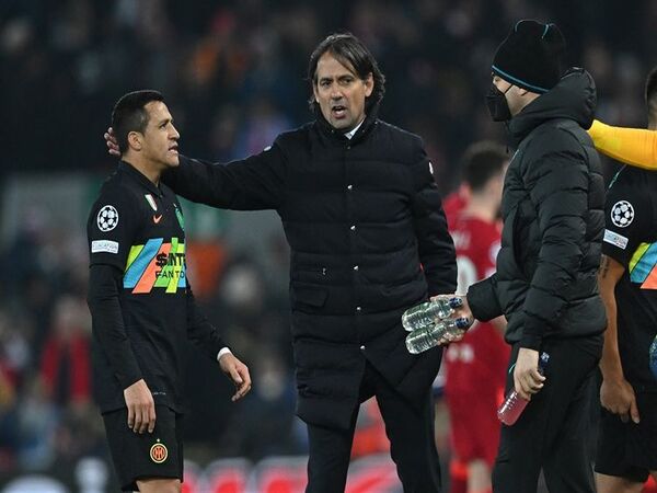 Alexis Sanchez mengaku pernah memaksa Simone Inzaghi untuk memainkannya di laga Derby Milan pada 2022 kemarin / via Getty Images