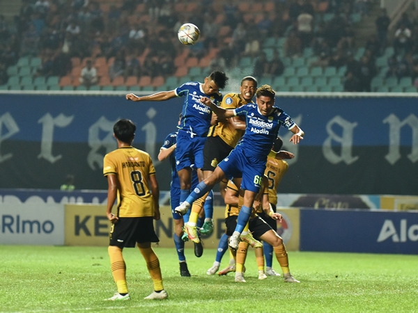 Pemain Bhayangkara FC dan Persib ketika melakukan duel udara