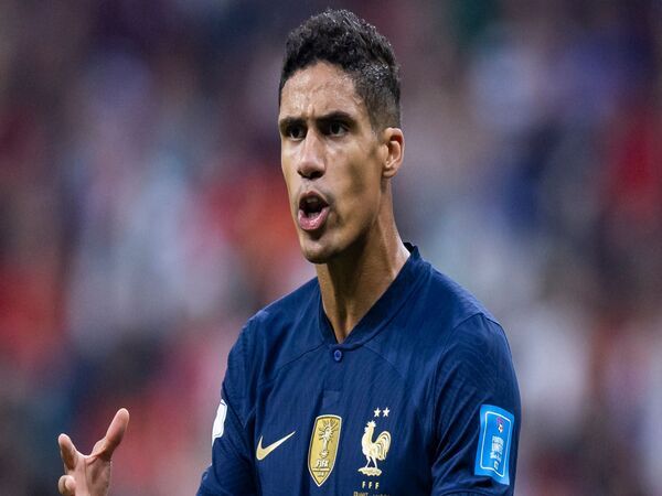Raphael Varane mengaku jadwal super padat di level klub membuat dirinya harus pensiun dini dari Timnas Prancis di usia 29 tahun / via Getty Images