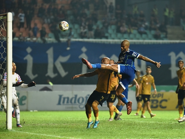 Luis Milla sebut pemain Persib panik usai kebobolan