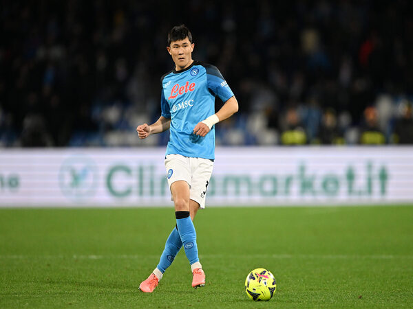 Kim Min Jae mengaku sama sekali tidak memedulikan soal rumor kepindahannya dari Napoli / via Getty Images