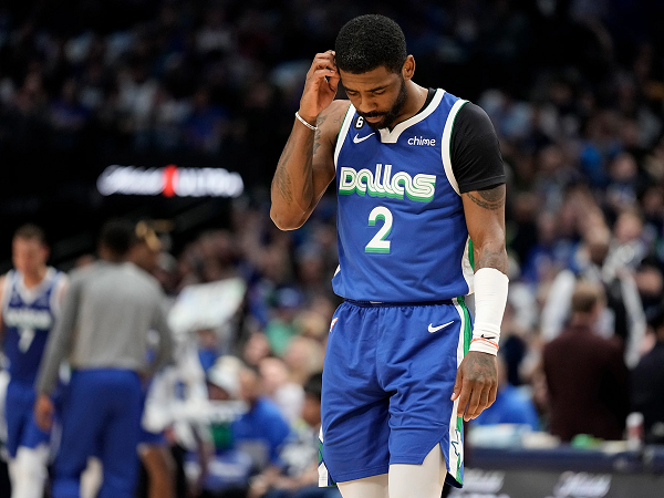 Kyrie Irving enggan pusingkan kritik pedas dari fans Dallas Mavericks.