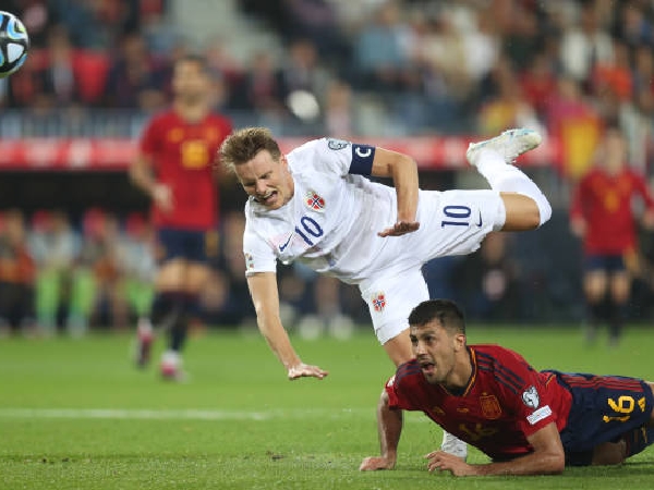Kapten Norwegia Martin Odegaard dilanggar oleh gelandang Spanyol, Rodri