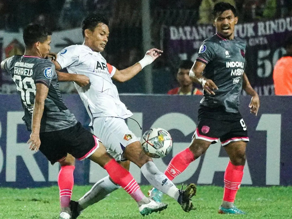 Laga Persik Kediri kontra Persita Tangerang