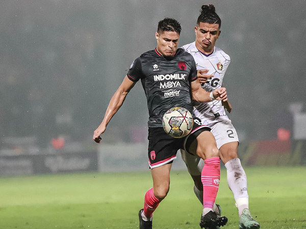 Penyerang Persita Tangerang, Ramiro Fergonzi dihadang pemain Persik Kediri