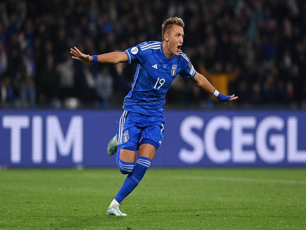 Striker debutan Italia yaitu Mateo Retegui, dinilai kualitasnya tak lebih baik dari Gianluca Scamacca oleh salah satu legenda Azzurri / via Getty Images