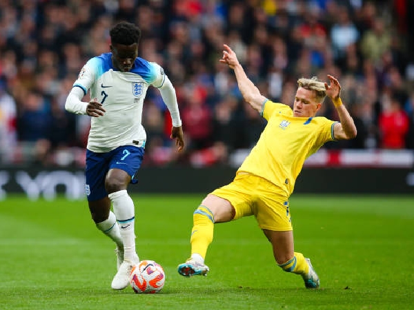 Bukayo Saka berduel dengan Mykhaylo Mudryk